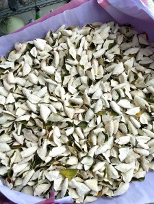 (圖4) 再把果皮曬至收乾水份。便可用鐵罐或鋁罐存放收藏。