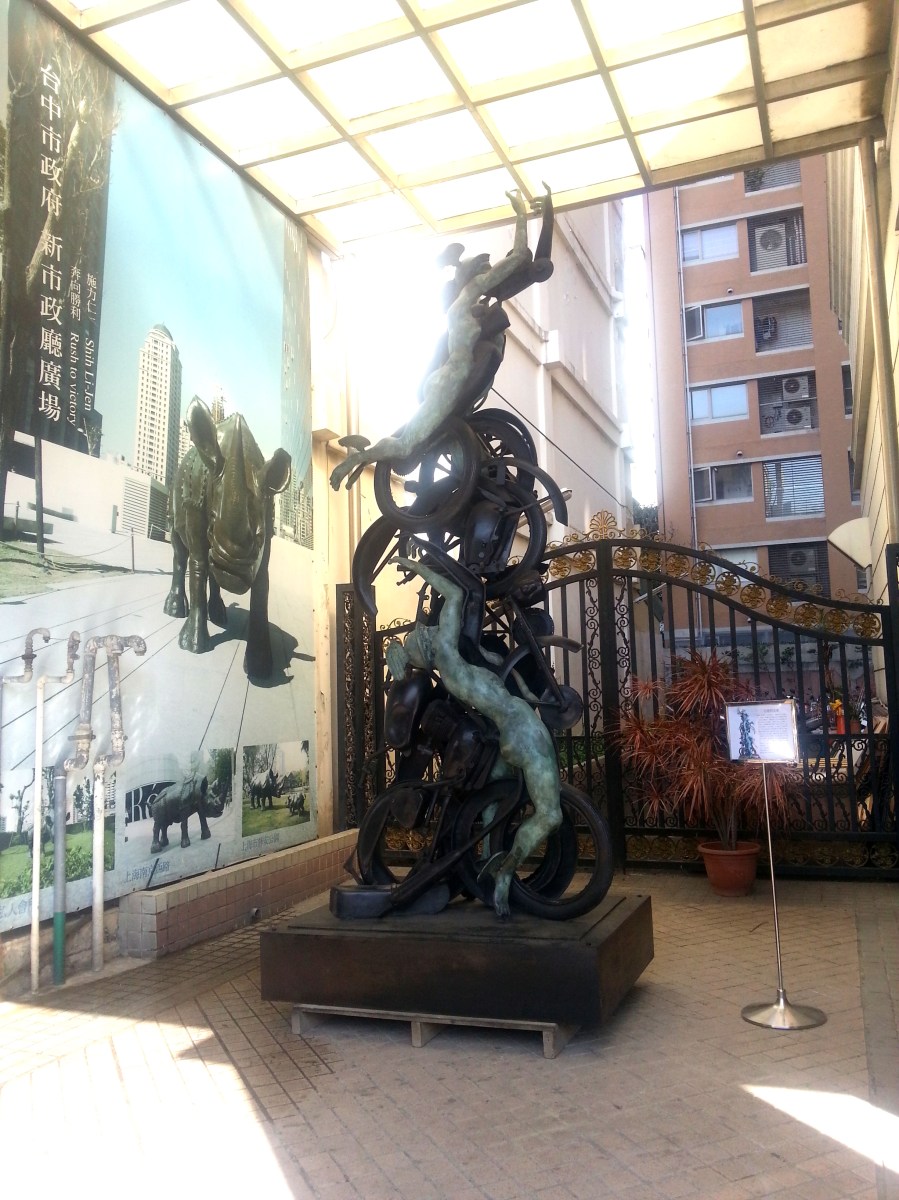 台中的一天-街上銅雕(1)