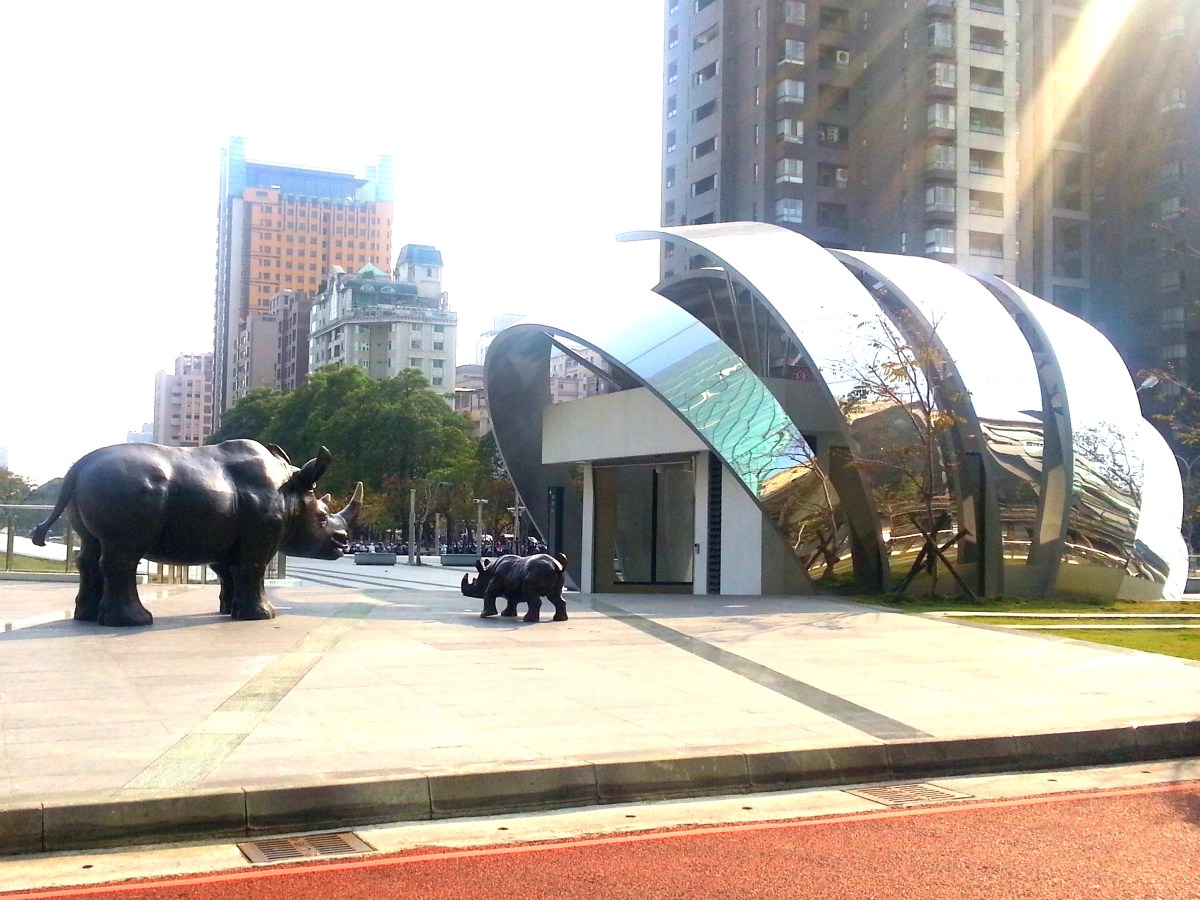 台中的一天-酒店門外之一對母與子銅雕