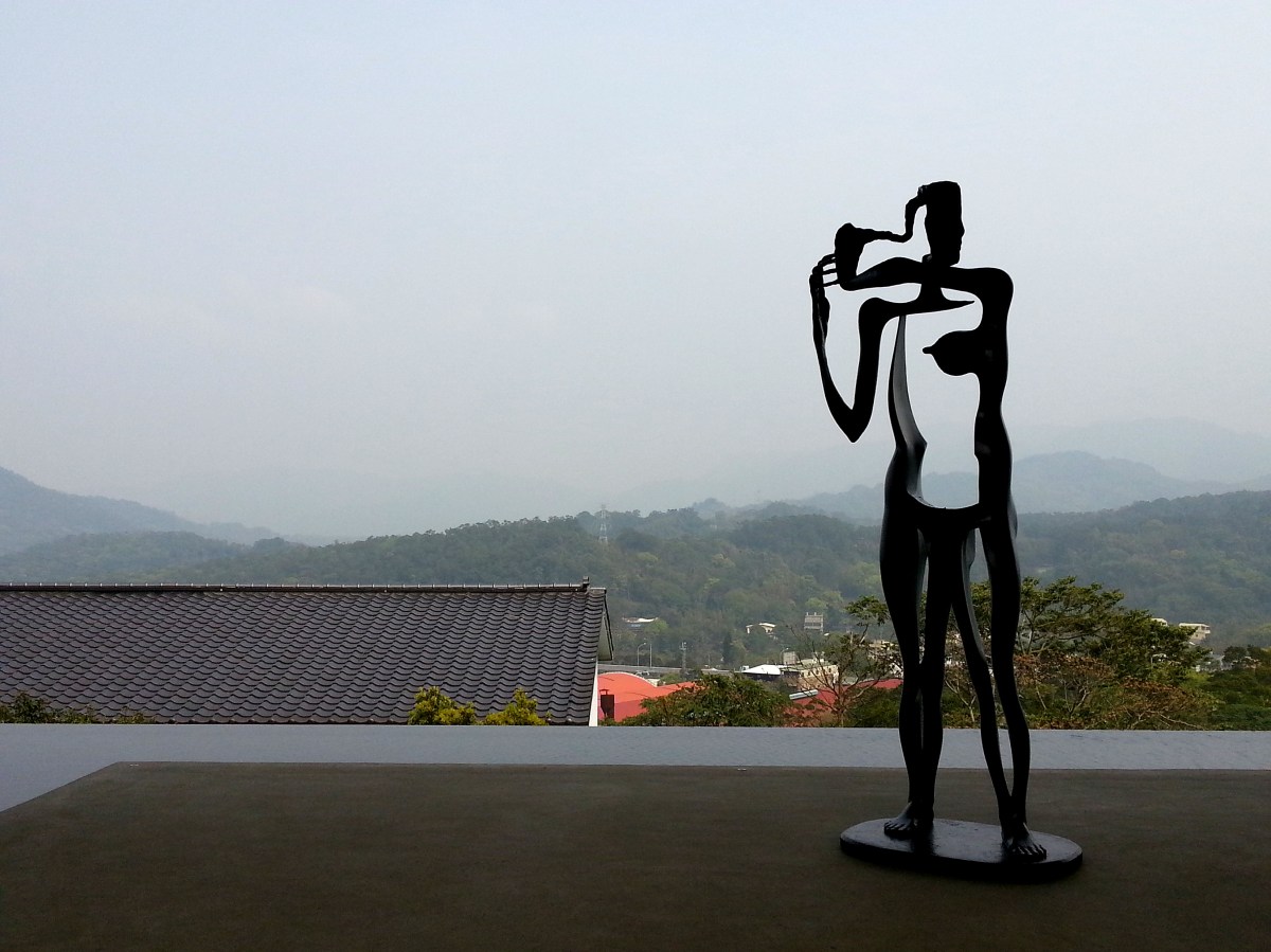 富貴三義館-許維忠之銅雕 〝站立的母女體〞