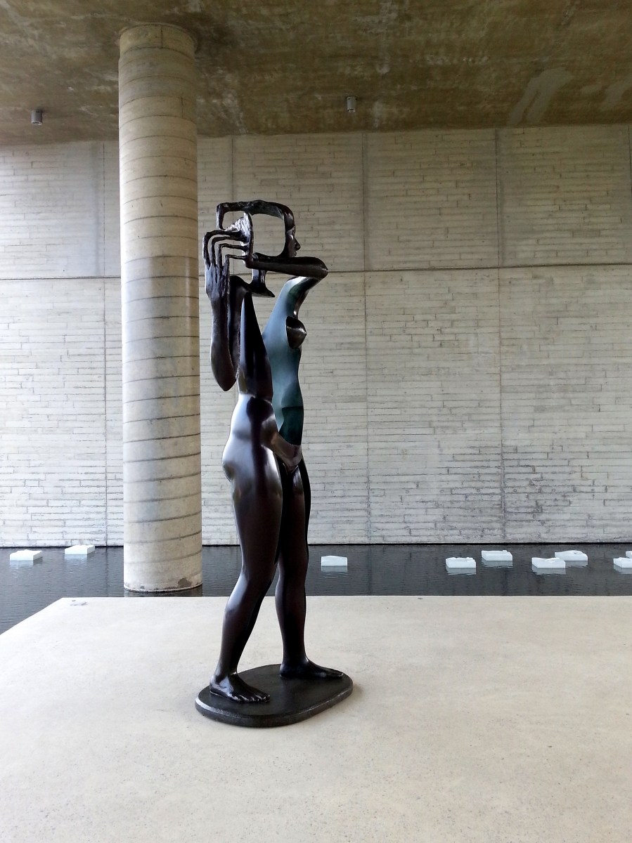 富貴三義館-許維忠之銅雕 〝站立的母女體〞