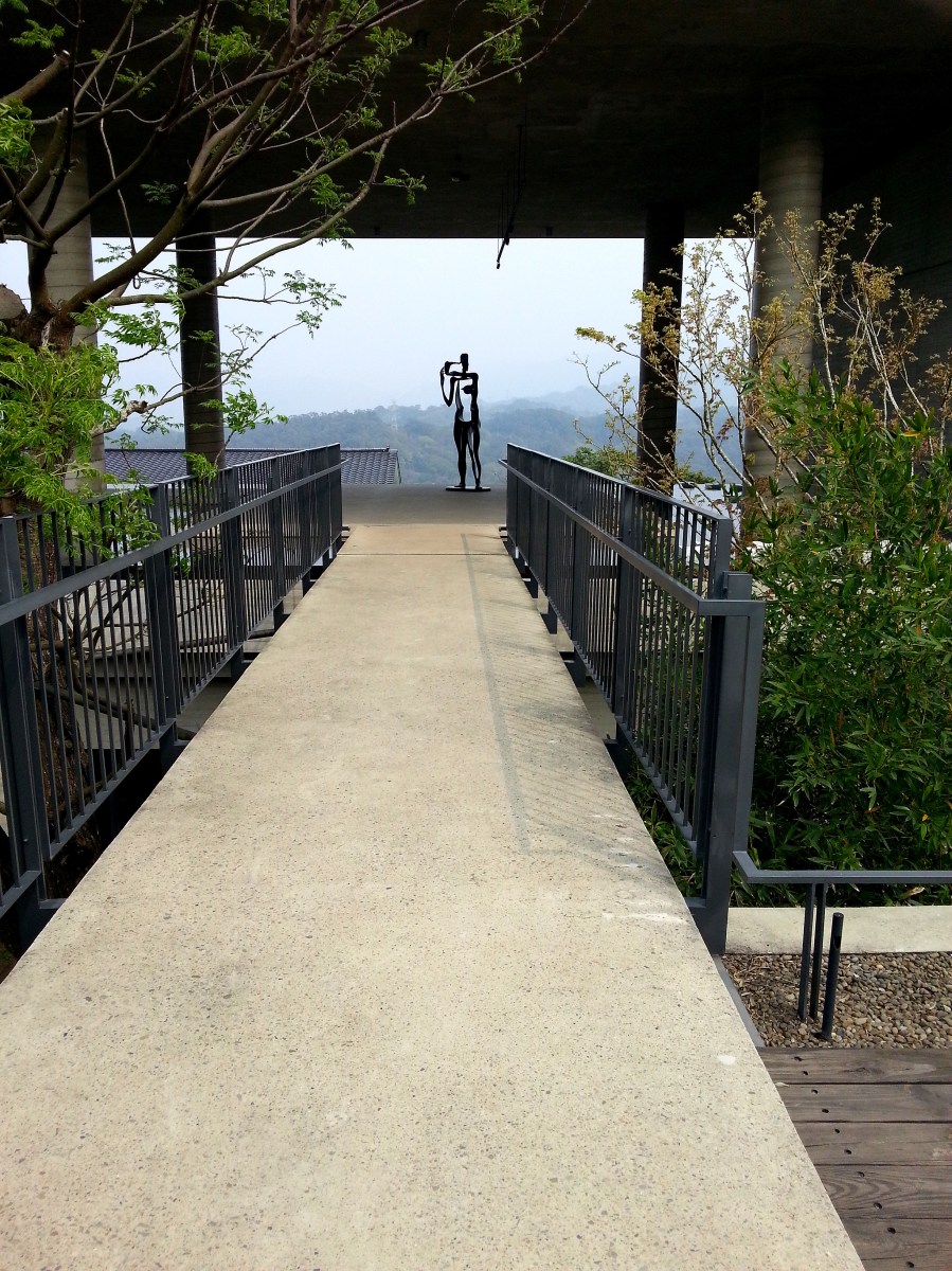 富貴三義館-許維忠之銅雕〝抓住這一天〞